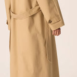 Zoom sur le poignet boutonné et la patte d'épaule du trench beige Yvette DES PETITS HAUTS