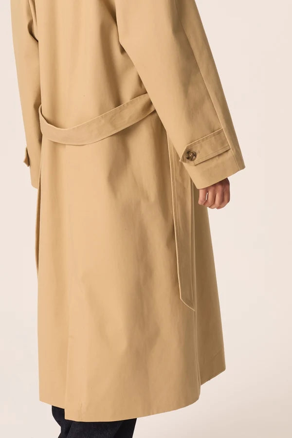 Zoom sur le poignet boutonné et la patte d'épaule du trench beige Yvette DES PETITS HAUTS