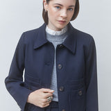 Zoom sur le col chemise et les boutons marbrés de la veste courte bleu nuit SUNCOO FEMME Dexter