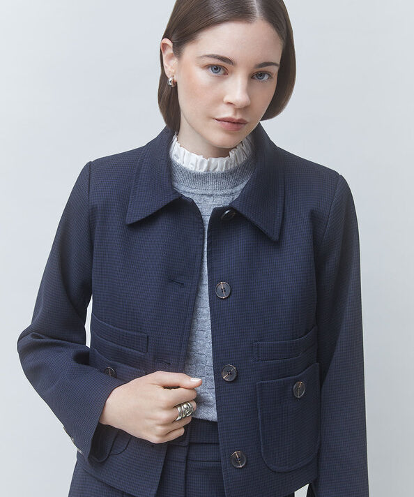 Zoom sur le col chemise et les boutons marbrés de la veste courte bleu nuit SUNCOO FEMME Dexter
