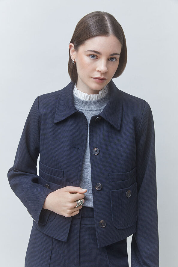 Zoom sur le col chemise et les boutons marbrés de la veste courte bleu nuit SUNCOO FEMME Dexter