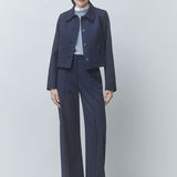 Veste courte bleu nuit SUNCOO FEMME Dexter portée de face avec le pantalon assorti et des mocassins