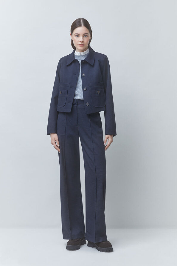 Veste courte bleu nuit SUNCOO FEMME Dexter portée de face avec le pantalon assorti et des mocassins