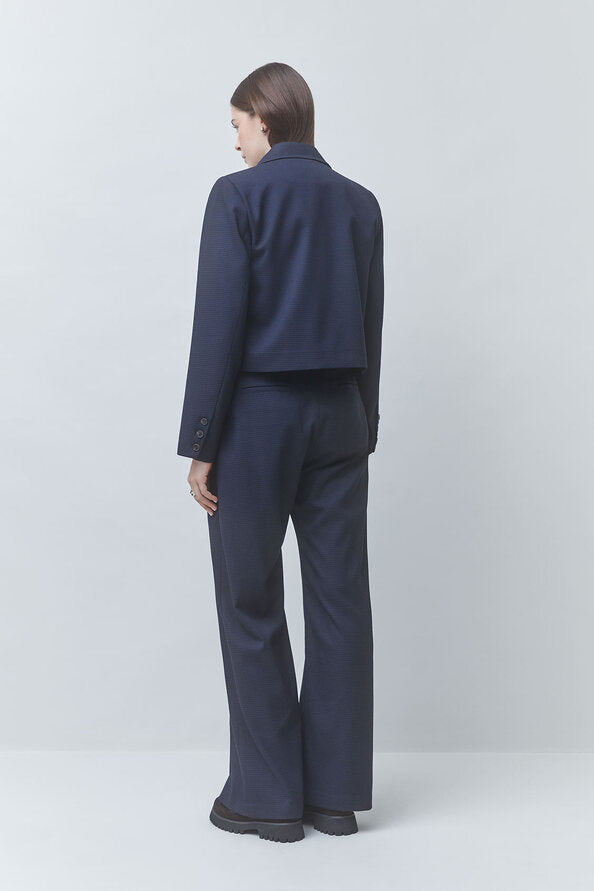 Vue de dos de la veste courte bleu nuit SUNCOO FEMME Dexter
