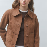 : Veste courte en simili suède couleur tabac SUNCOO FEMME Dune portée de face avec un pull marron