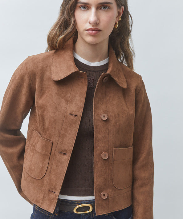 : Veste courte en simili suède couleur tabac SUNCOO FEMME Dune portée de face avec un pull marron