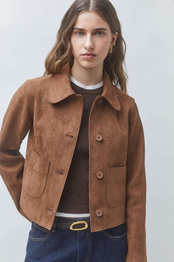 : Veste courte en simili suède couleur tabac SUNCOO FEMME Dune portée de face avec un pull marron