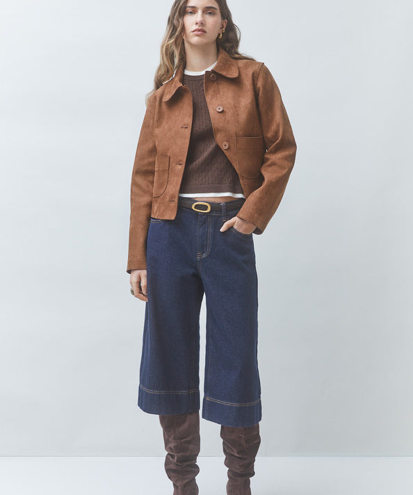 Silhouette complète avec la veste courte tabac Dune SUNCOO FEMME, jupe-culotte en jean et bottes en daim
