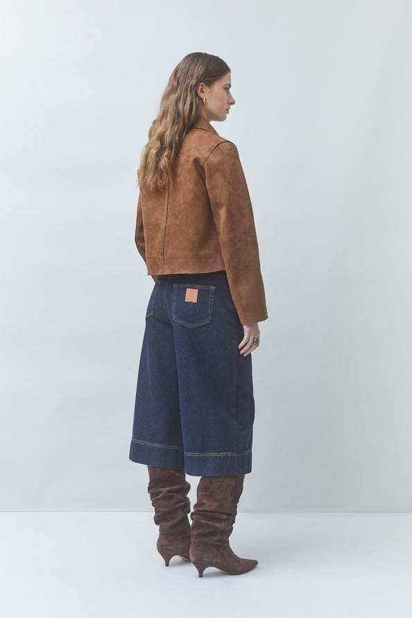 Vue de dos de la veste courte en simili suède tabac SUNCOO FEMME Dune