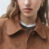 Zoom sur le col chemise et la matière en simili suède tabac de la veste SUNCOO FEMME Dune