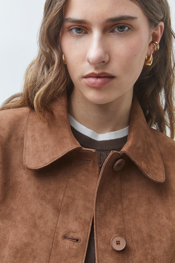 Zoom sur le col chemise et la matière en simili suède tabac de la veste SUNCOO FEMME Dune