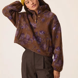 Modèle portant la veste courte en laine bouclette Isidore Violet Garden DES PETITS HAUTS avec un bonnet moutarde