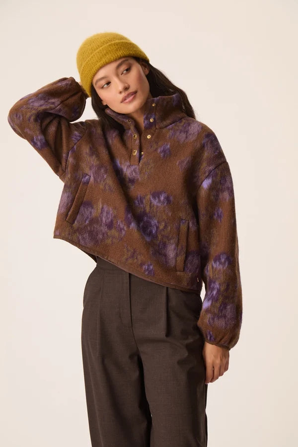 Modèle portant la veste courte en laine bouclette Isidore Violet Garden DES PETITS HAUTS avec un bonnet moutarde