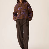 Vue d'ensemble du look avec la veste ample Isidore DES PETITS HAUTS et un pantalon taille haute marron