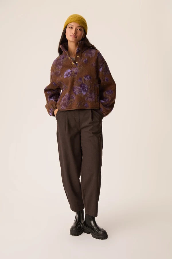 Vue d'ensemble du look avec la veste ample Isidore DES PETITS HAUTS et un pantalon taille haute marron
