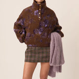 Look outdoor avec la veste Isidore DES PETITS HAUTS associée à une jupe courte à carreaux et des bottes