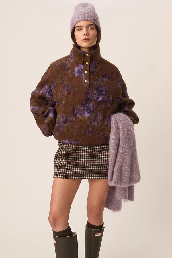Look outdoor avec la veste Isidore DES PETITS HAUTS associée à une jupe courte à carreaux et des bottes
