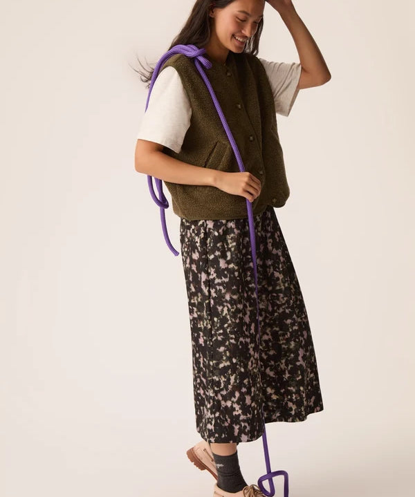 Vue d ensemble silhouette complète avec la veste sans manches Zlata vert forêt DES PETITS HAUTS