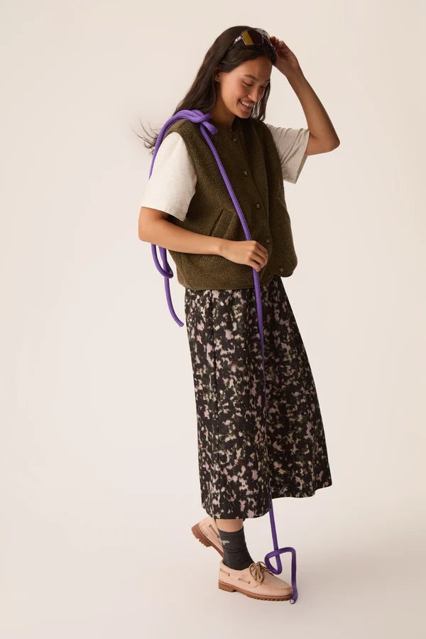 Vue d ensemble silhouette complète avec la veste sans manches Zlata vert forêt DES PETITS HAUTS