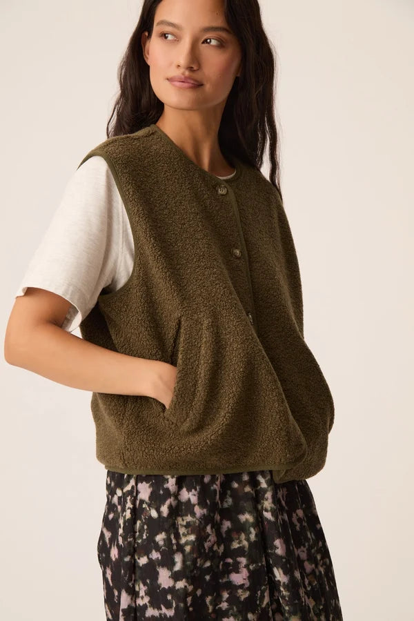 Modèle mettant les mains dans les poches passepoilées de la veste sans manches Zlata DES PETITS HAUTS