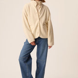 Vue d ensemble silhouette de la veste courte Zlavina crème DES PETITS HAUTS sur un sous-pull et jean