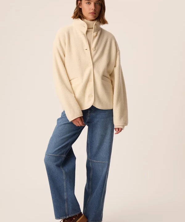 Vue d ensemble silhouette de la veste courte Zlavina crème DES PETITS HAUTS sur un sous-pull et jean