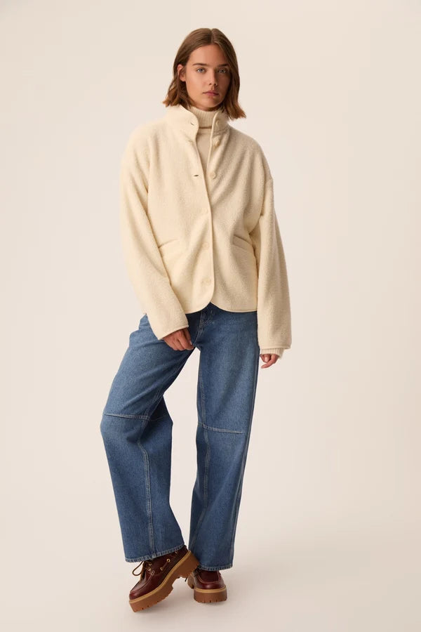 Vue d ensemble silhouette de la veste courte Zlavina crème DES PETITS HAUTS sur un sous-pull et jean