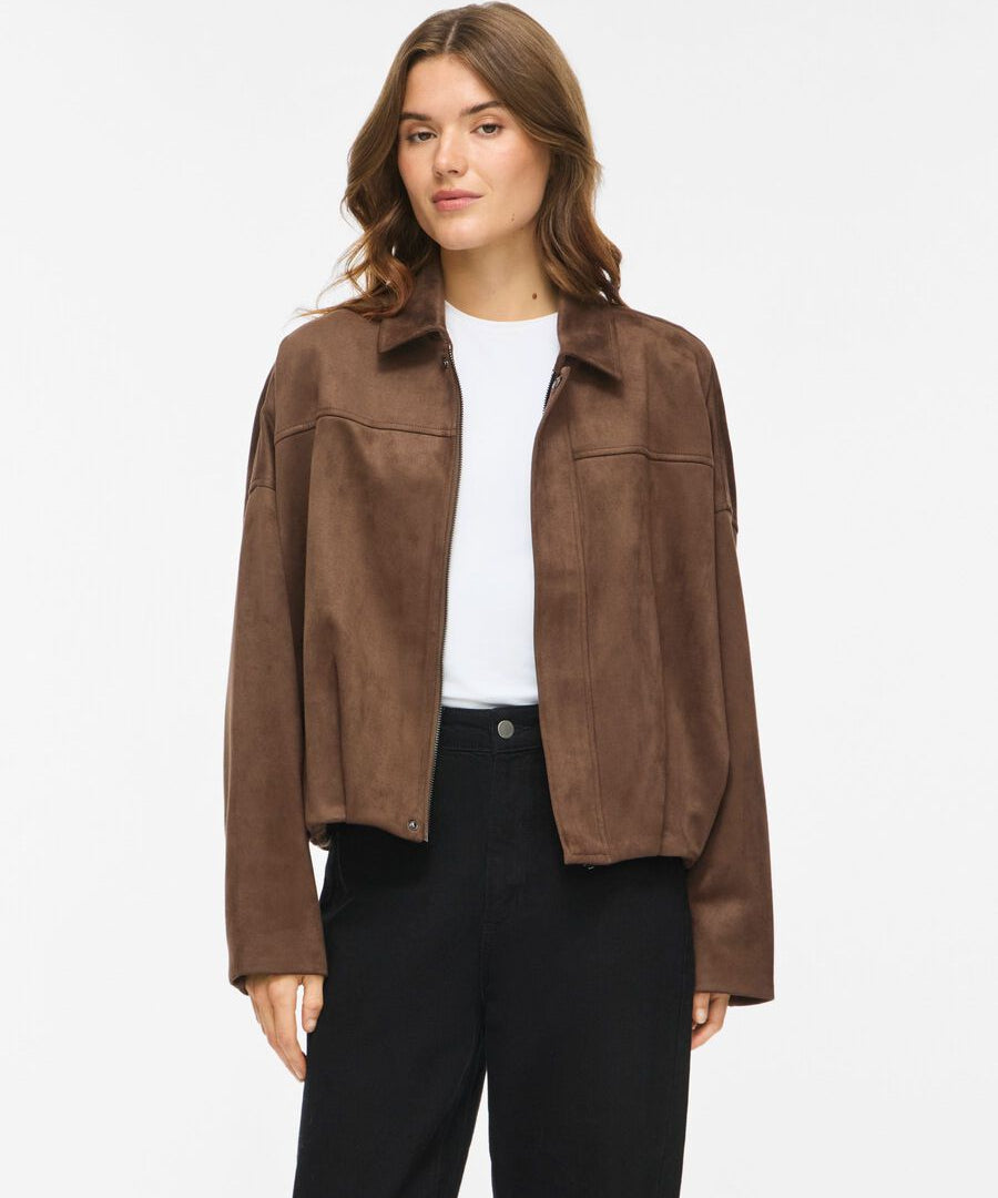 Blouson bomber en suédine marron VILA Viviral ouvert porté avec un t-shirt blanc et un pantalon noir