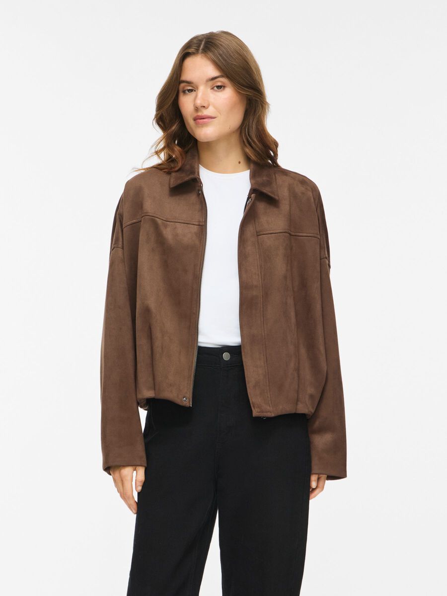 Blouson bomber en suédine marron VILA Viviral ouvert porté avec un t-shirt blanc et un pantalon noir