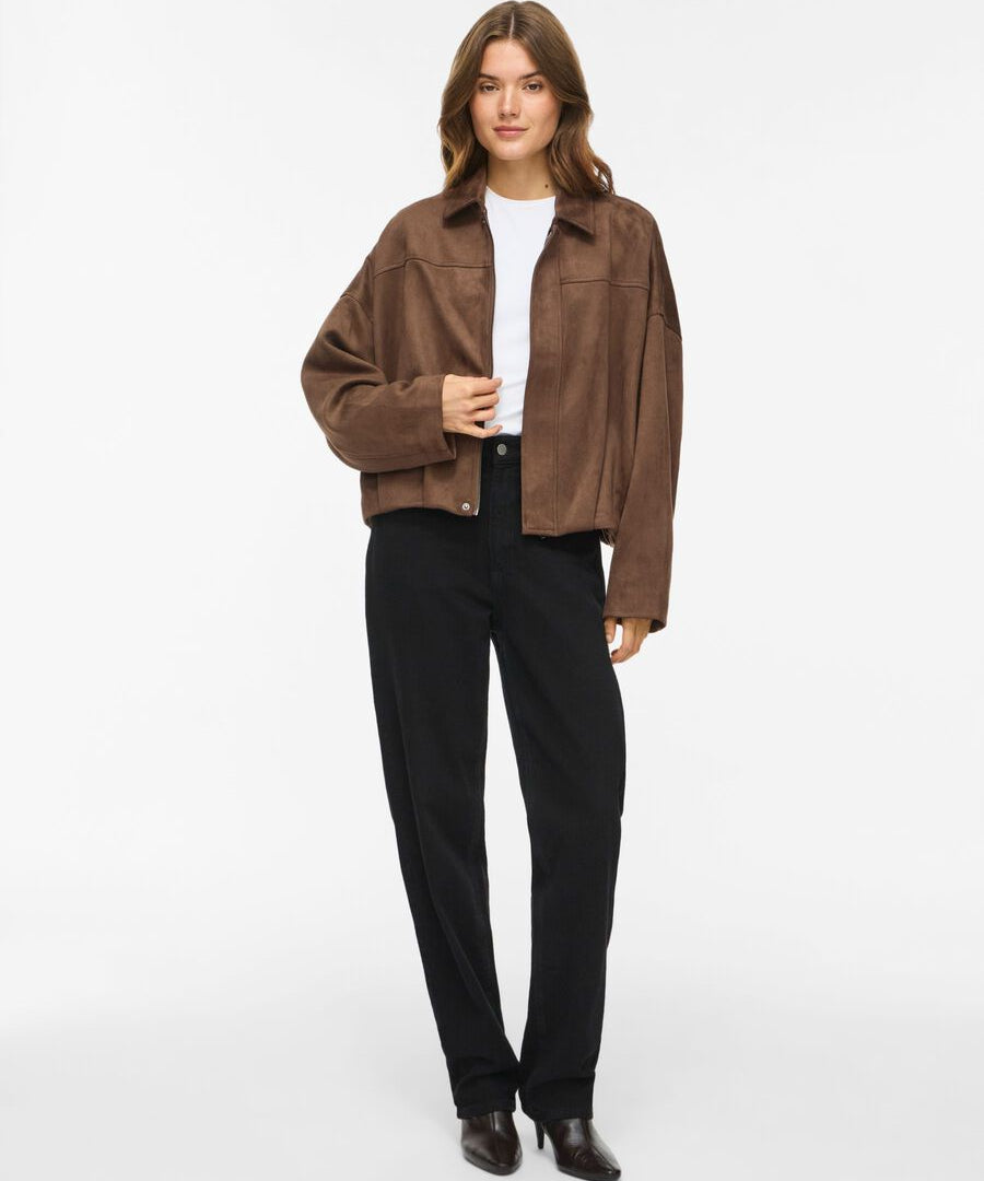 Look complet avec la veste courte aviateur marron VILA Viviral et pantalon noir coupe droite