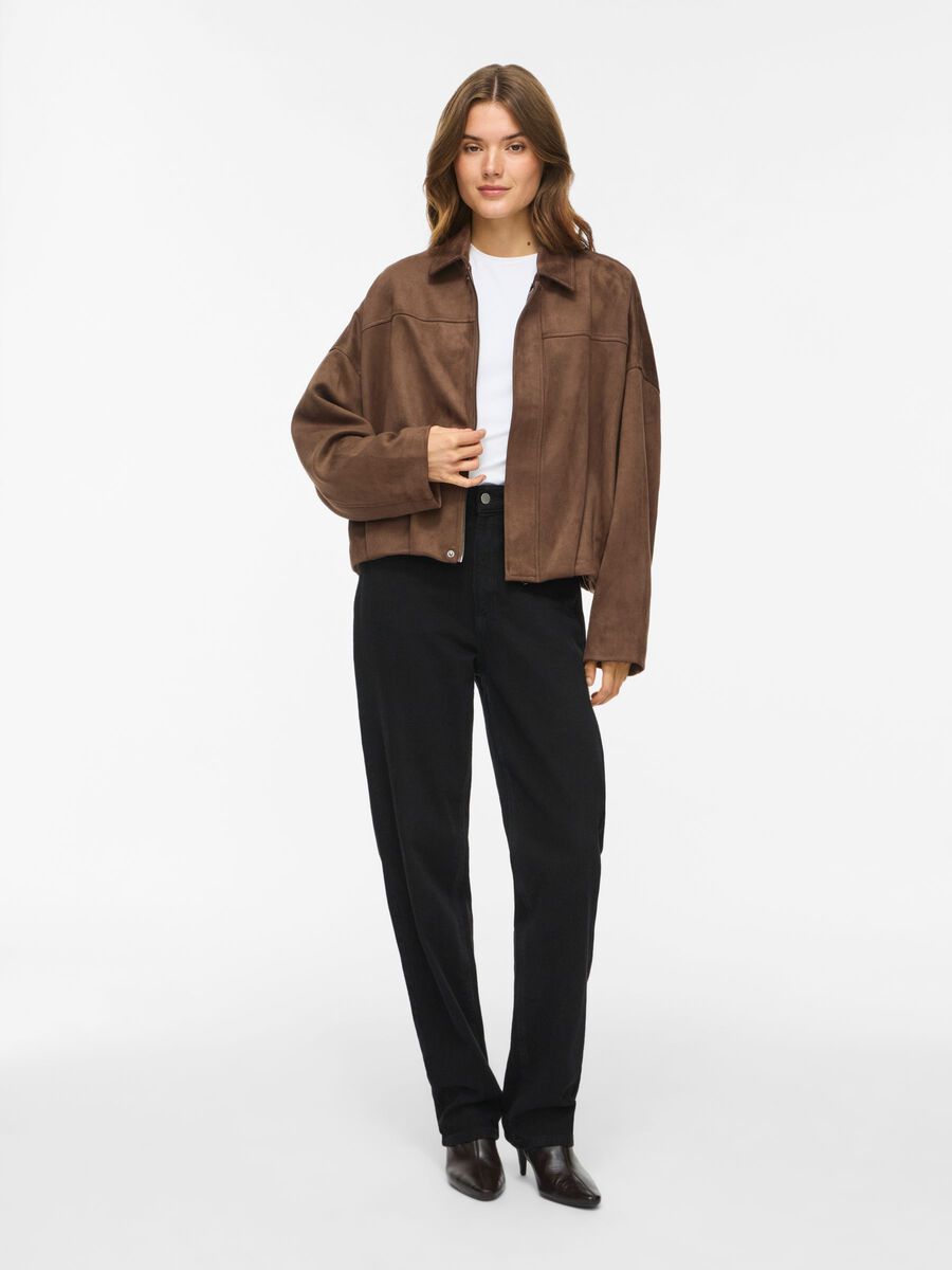 Look complet avec la veste courte aviateur marron VILA Viviral et pantalon noir coupe droite