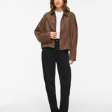 Look complet avec la veste courte aviateur marron VILA Viviral et pantalon noir coupe droite