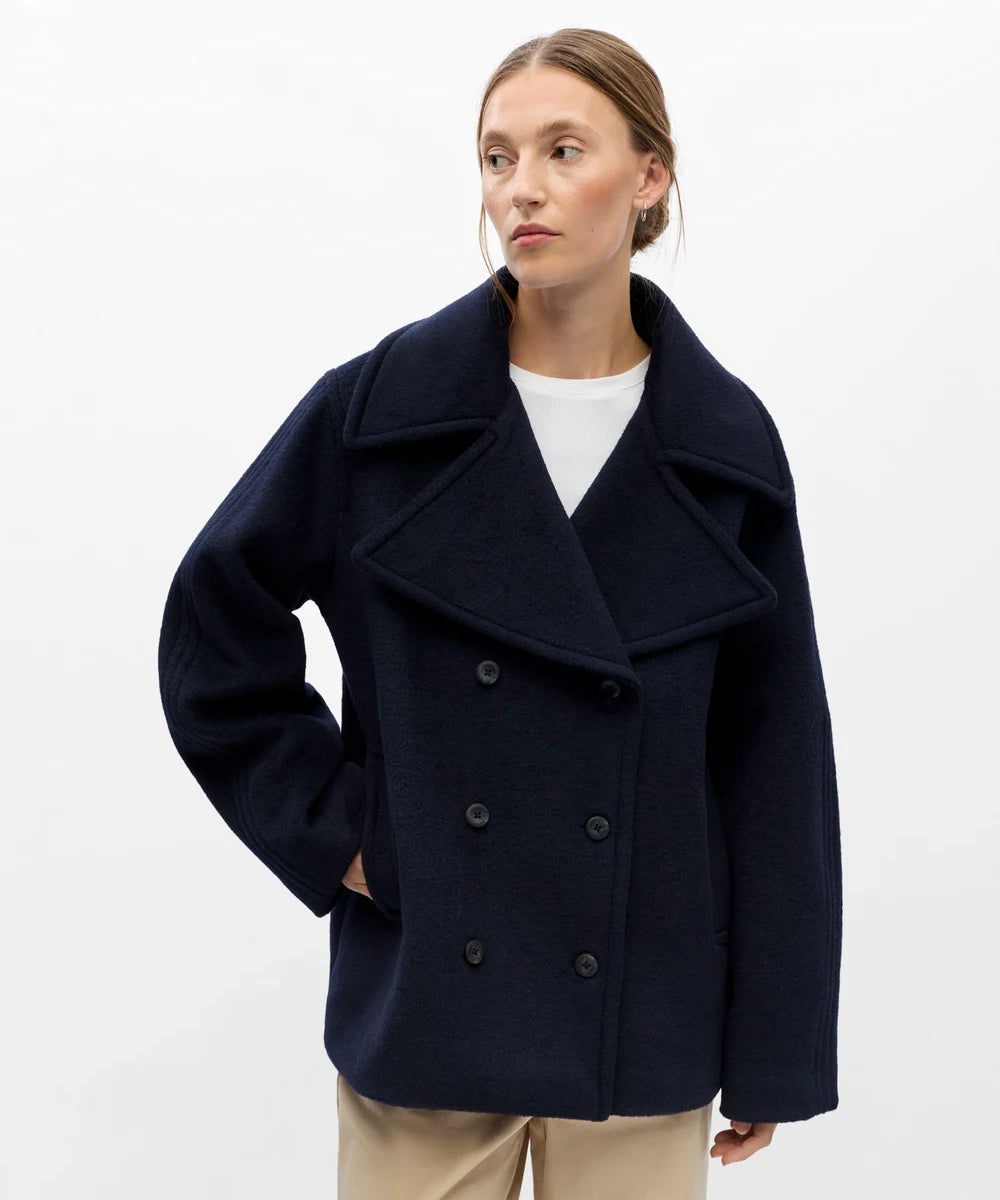 Veste carrée en laine marine OBJECT Objeaco avec grands revers crantés et double boutonnage portée de trois-quarts