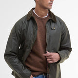 Mannequin portant la veste ciree Bedale Barbour ouverte laissant apparaitre la doublure tartan