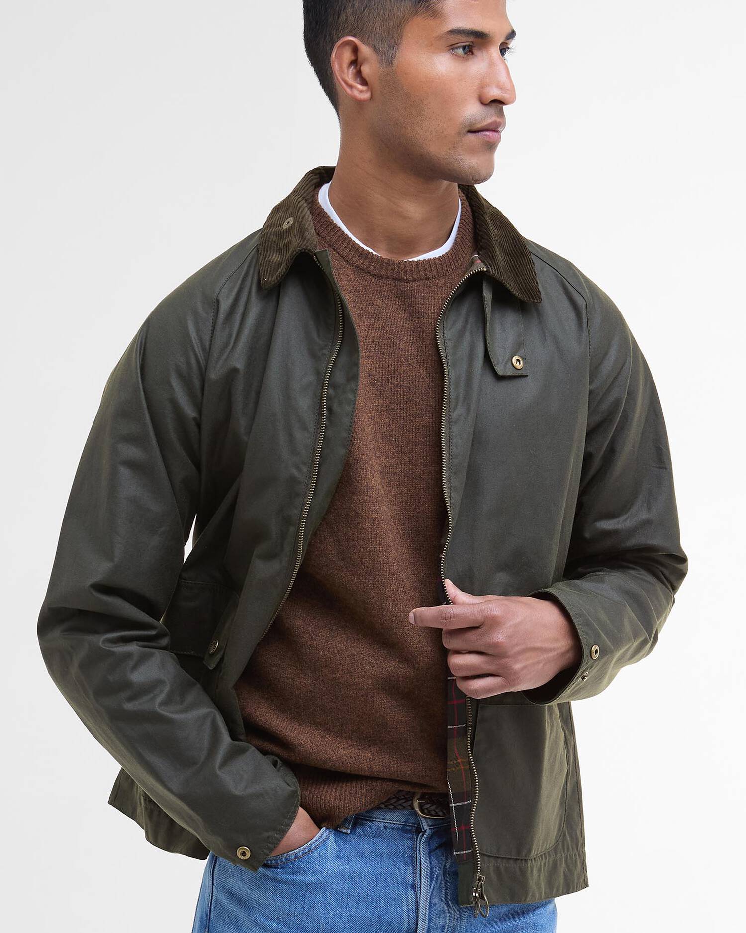 Mannequin portant la veste ciree Bedale Barbour ouverte laissant apparaitre la doublure tartan