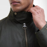 Gros plan sur le col en velours cotele et le zip metallique de la veste ciree Bedale Barbou