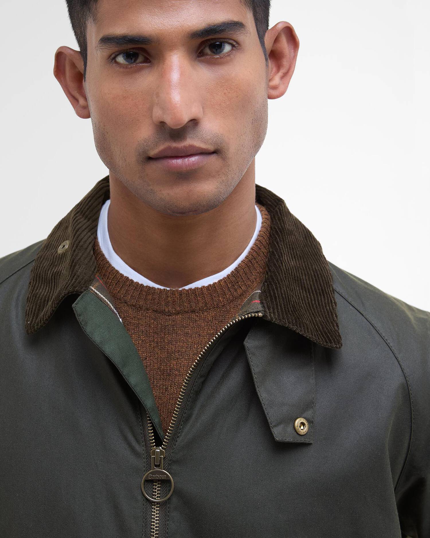 Gros plan sur le col en velours monte et la patte de boutonnage coupe-vent de la veste Barbour
