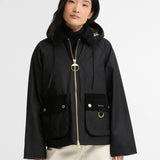 Mannequin portant la veste cirée Carville noire BARBOUR FEMME avec la capuche amovible