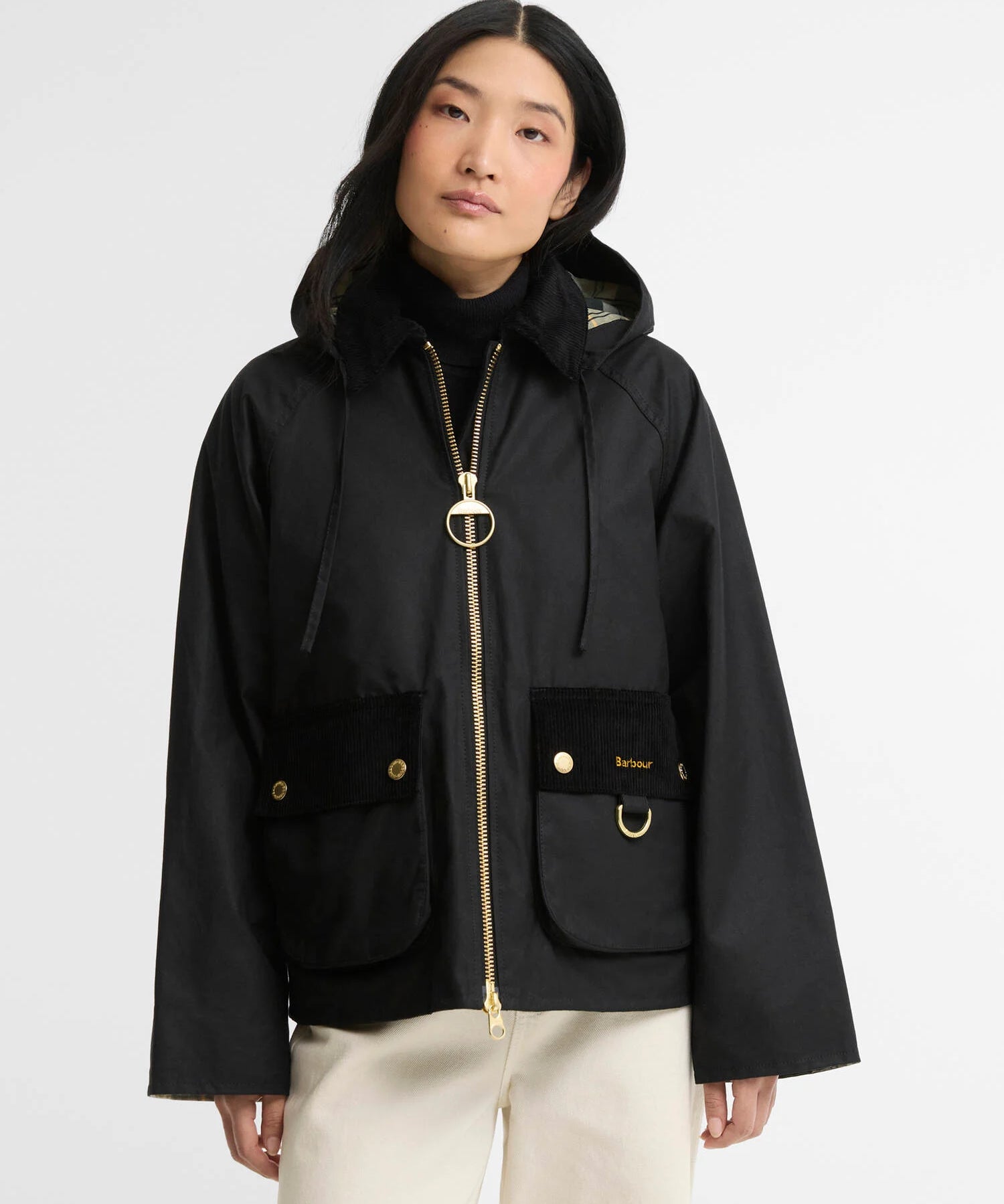 Mannequin portant la veste cirée Carville noire BARBOUR FEMME avec la capuche amovible