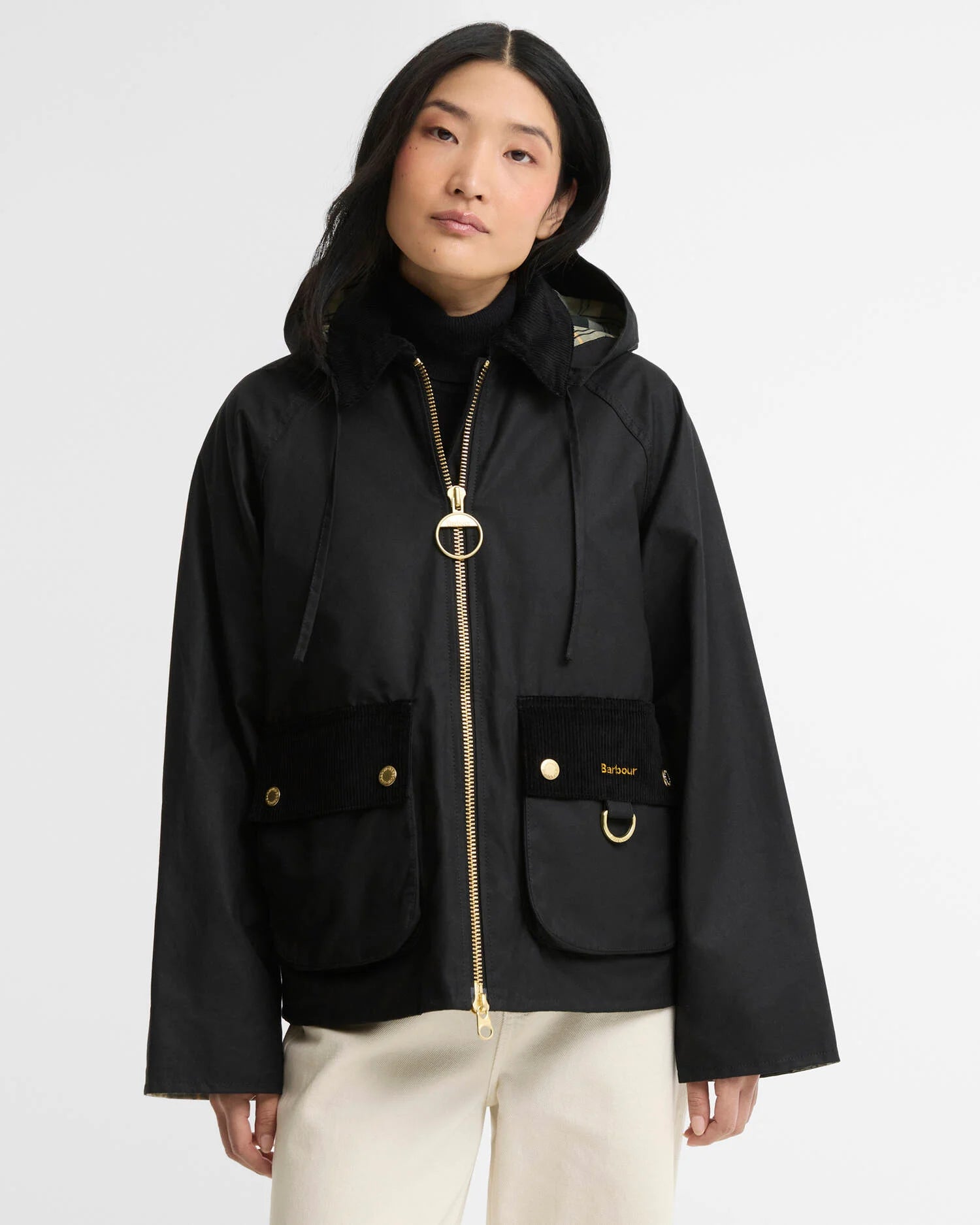 Mannequin portant la veste cirée Carville noire BARBOUR FEMME avec la capuche amovible