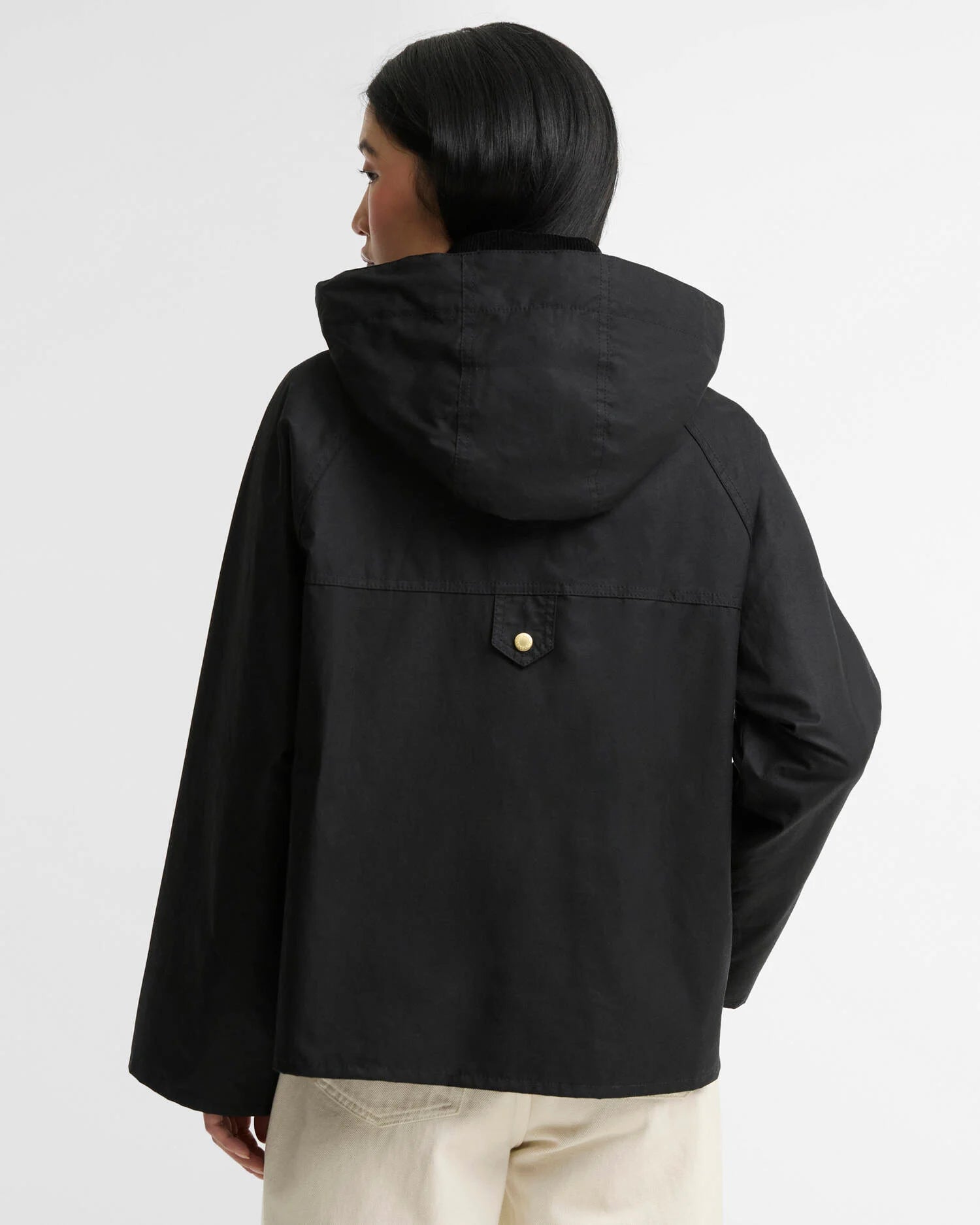 Vue de dos de la veste cirée Carville noire Barbour montrant la patte de boutonnage dorée