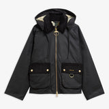 Vue à plat de la veste cirée Carville noire BARBOUR FEMME avec ses poches à soufflet et sa capuche