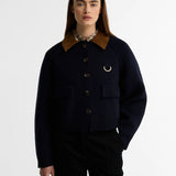 Mannequin portant la veste en maille marine Alverstone BARBOUR FEMME boutonnée avec col en velours côtelé marron