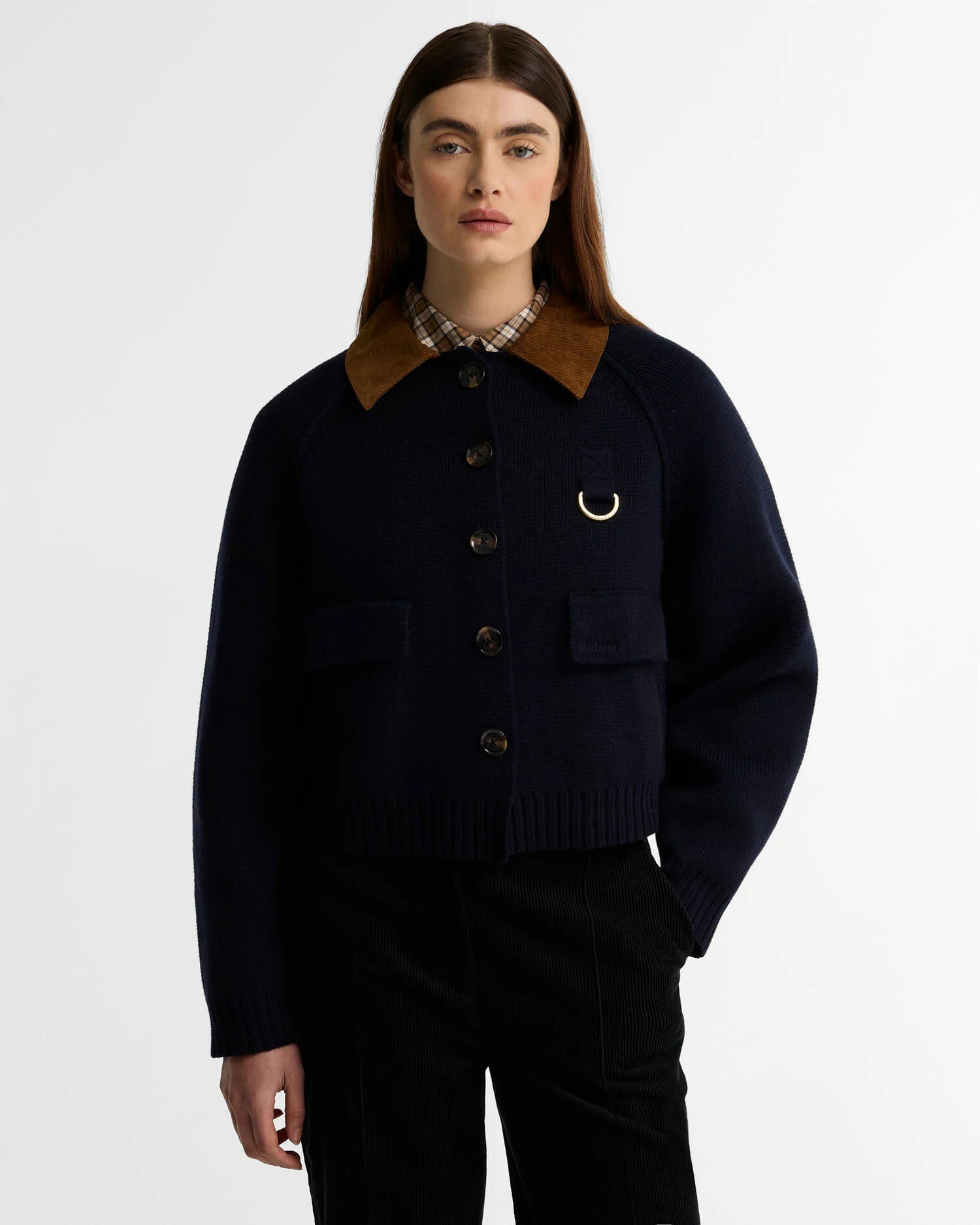 Mannequin portant la veste en maille marine Alverstone BARBOUR FEMME boutonnée avec col en velours côtelé marron