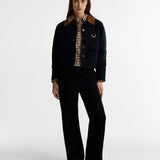 Look complet avec la veste Alverstone marine, une chemise à carreaux tartan et un pantalon en velours noir