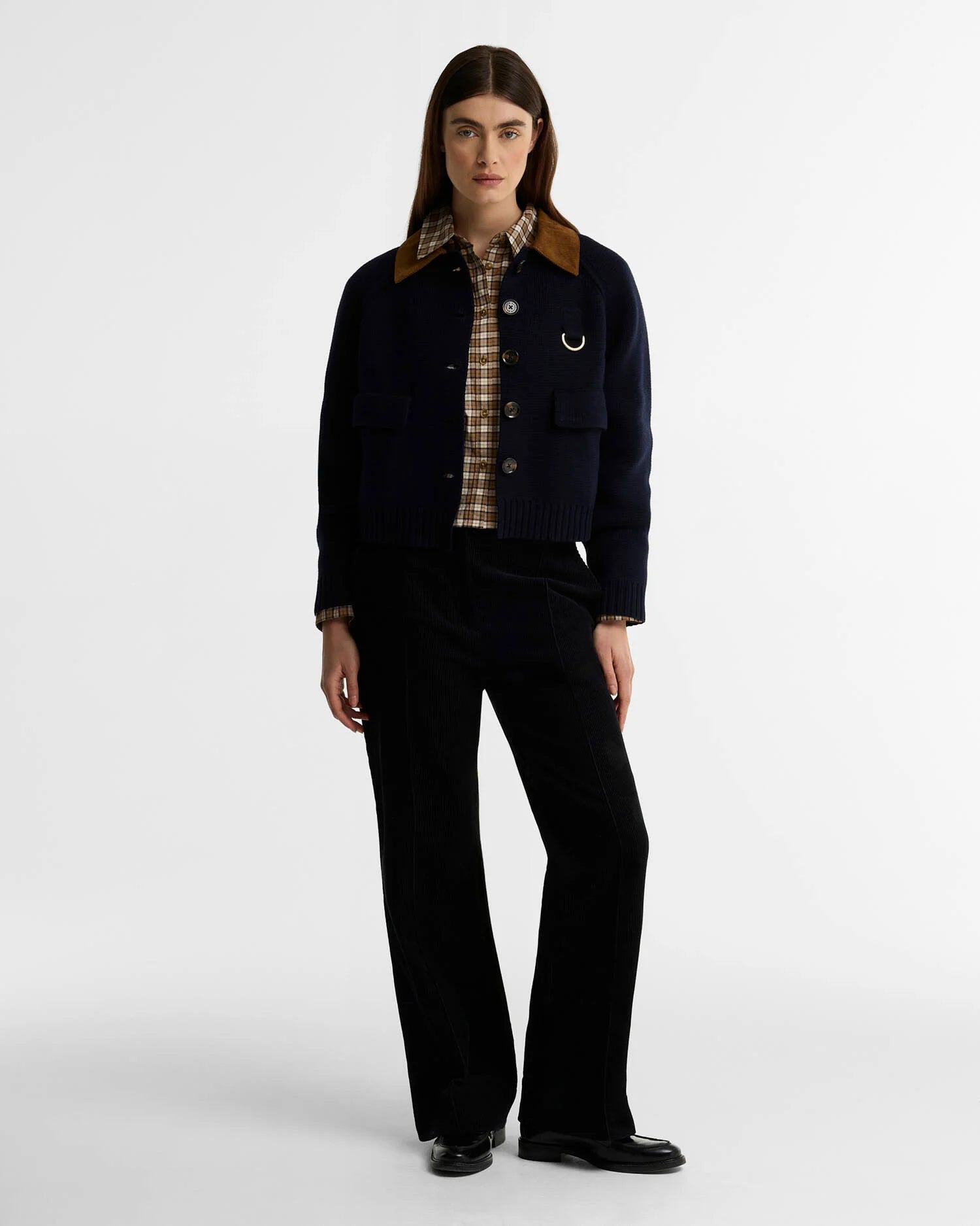 Look complet avec la veste Alverstone marine, une chemise à carreaux tartan et un pantalon en velours noir