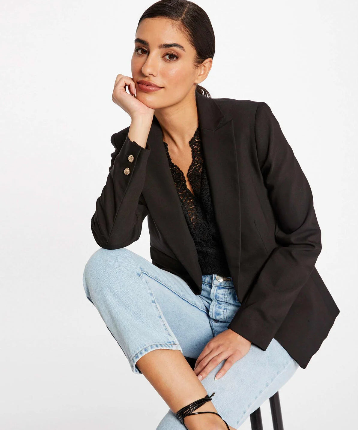 Veste de tailleur noire MORGAN Vlime avec bouton doré portée de face avec un caraco dentelle et un jean