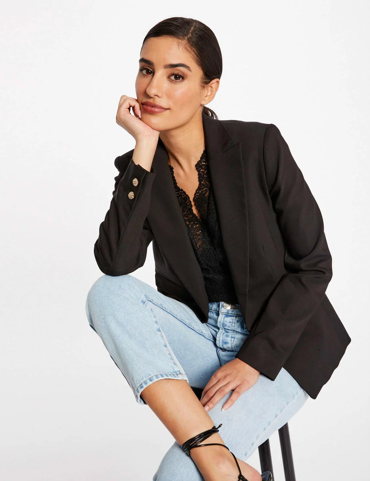 Veste de tailleur noire MORGAN Vlime avec bouton doré portée de face avec un caraco dentelle et un jean