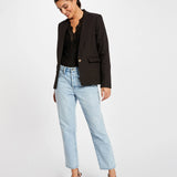 Silhouette complète en blazer noir MORGAN Vlime, jean denim clair et sandales à talons