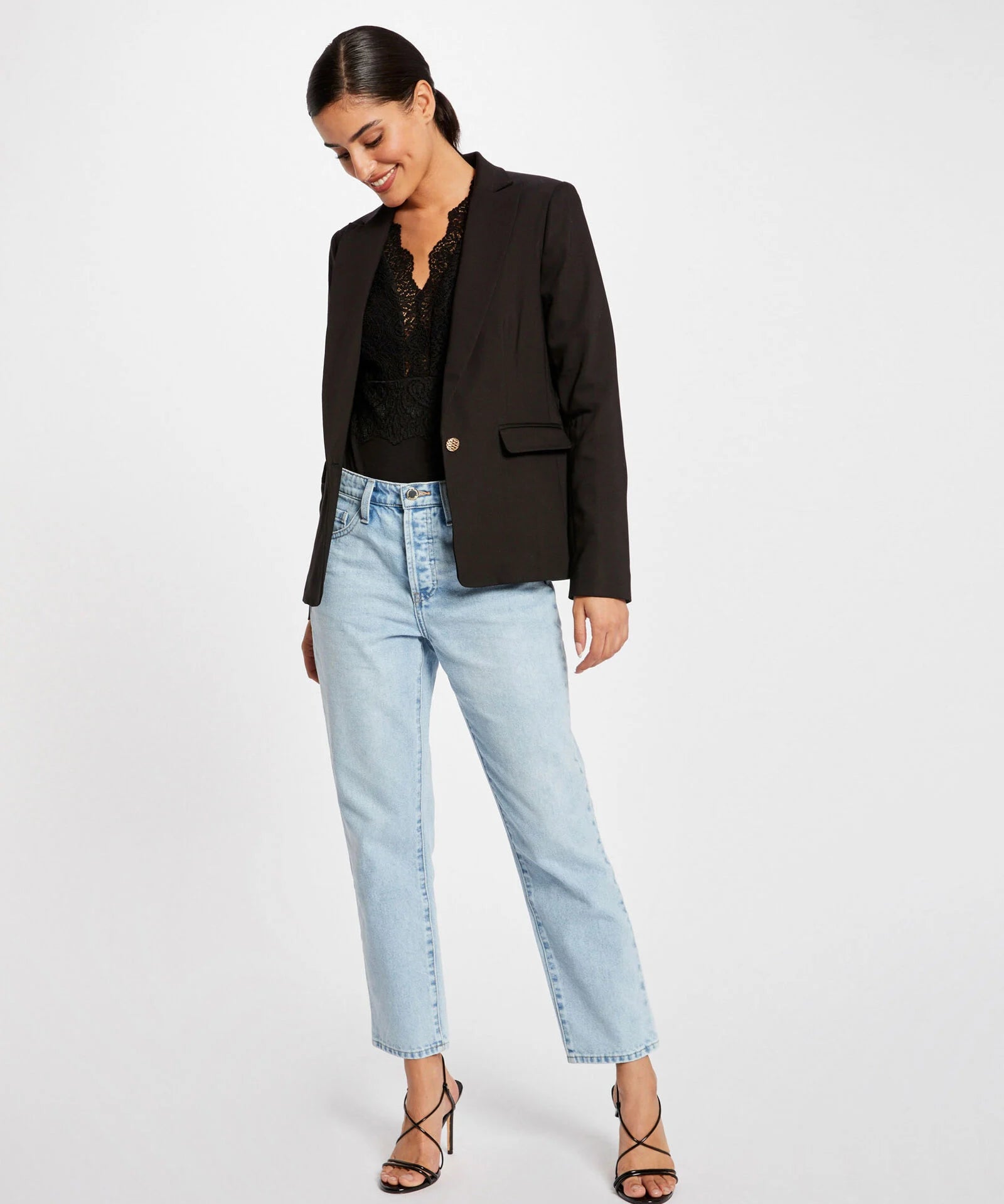 Silhouette complète en blazer noir MORGAN Vlime, jean denim clair et sandales à talons